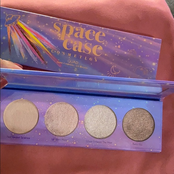 Space Case Cosmetics: Quad Eyeshadow Palette - Picture 3 of 3